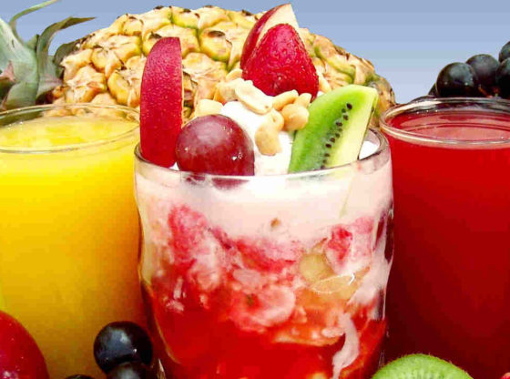 Dieta witaminowa - szklanki soków i owoce - cytryny jabłka pomarańcze